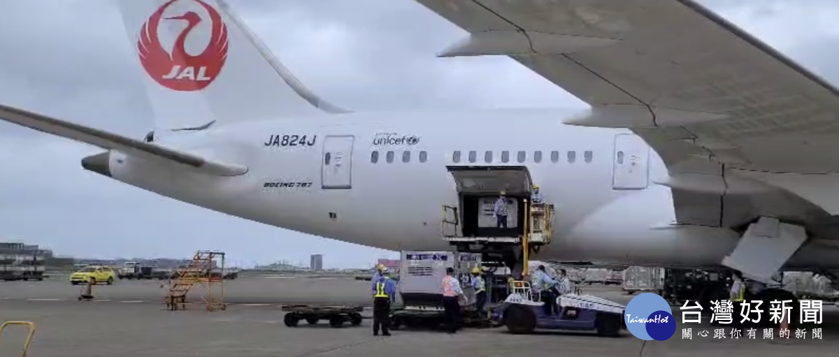 日本航空JL 809航班載運AZ疫苗124萬劑抵桃園國際機場