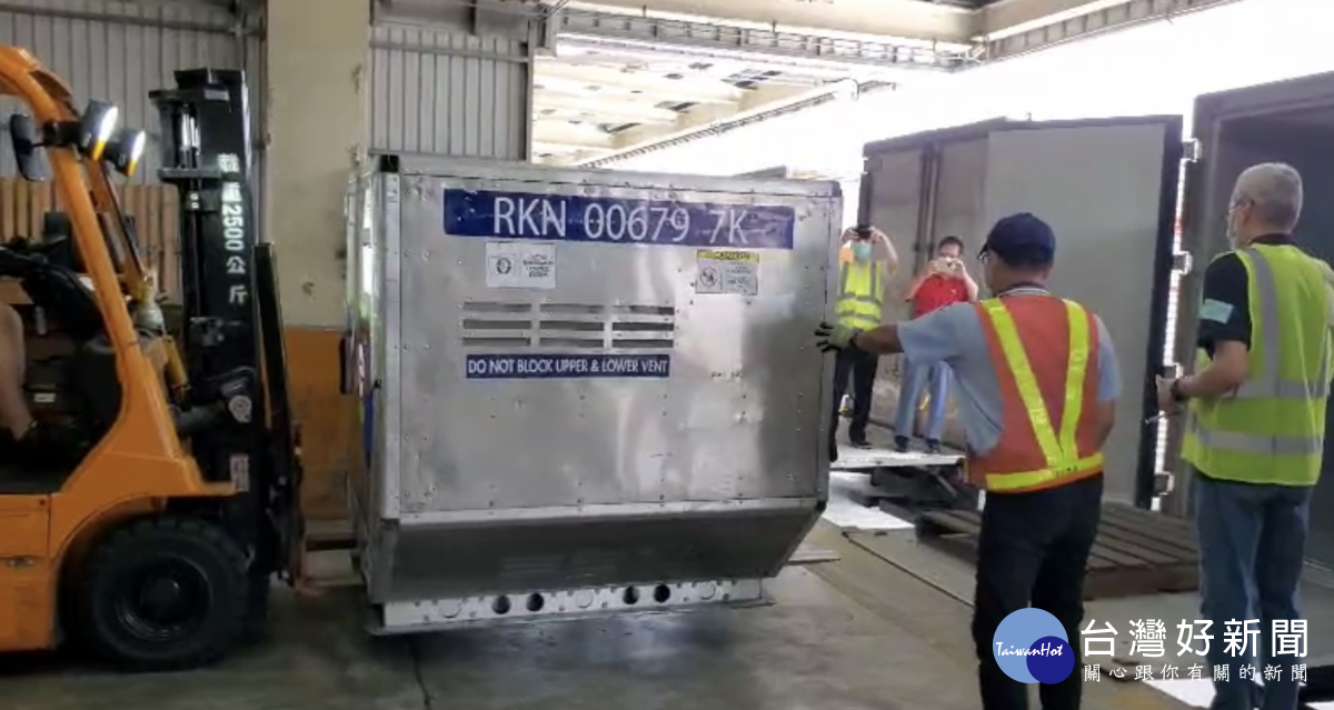 疫苗運至華儲貨運站上冷鏈車