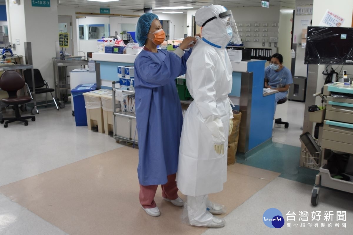 全套防護裝備穿齊後,護理長(左)小心、仔細的檢查,深怕哪個環節出問題而受感染。圖/彰基醫院提供