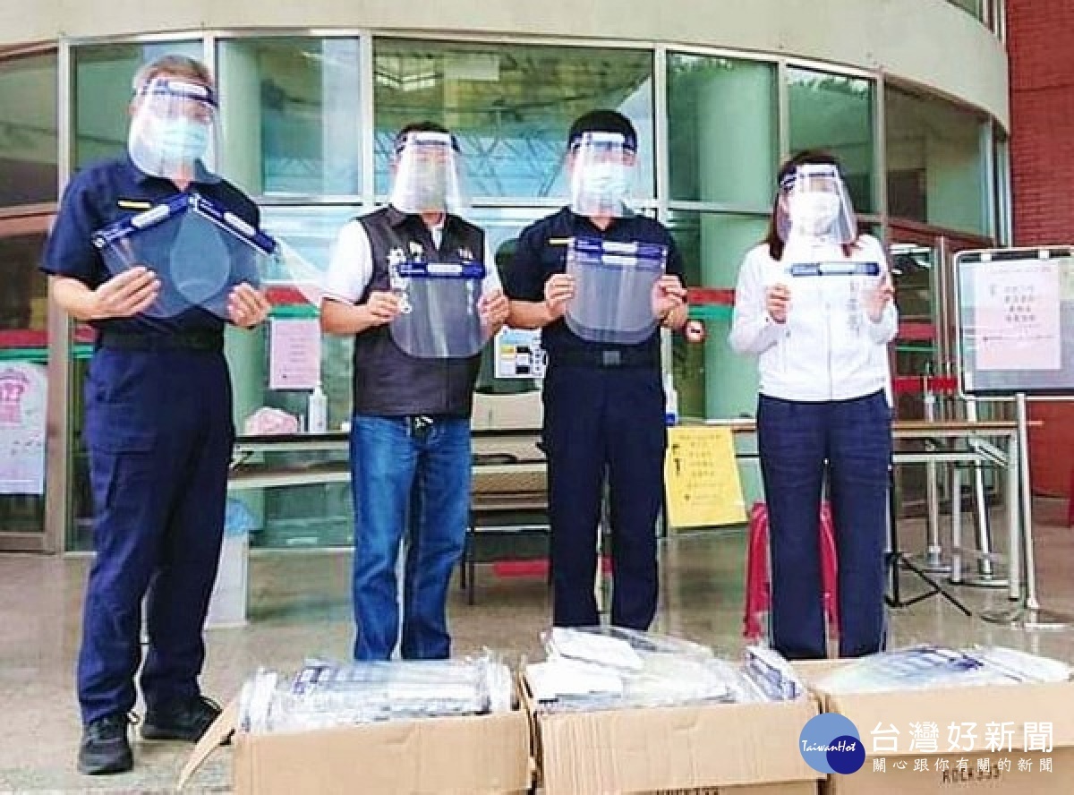 四湖鄉長蘇國瓏、臺西鄉長林芬瑩體恤員警防疫勤務辛勞，特贈送臺西警分局700個防護面罩為基層加油打氣，保護執勤的安全。