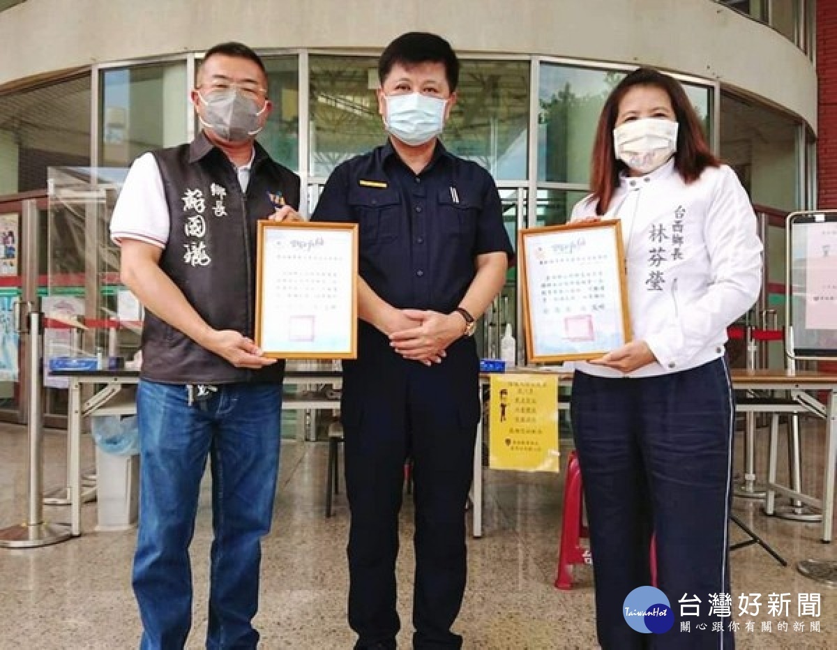 四湖鄉長蘇國瓏、臺西鄉長林芬瑩體恤員警防疫勤務辛勞，特贈送臺西警分局700個防護面罩為基層加油打氣，保護執勤的安全。