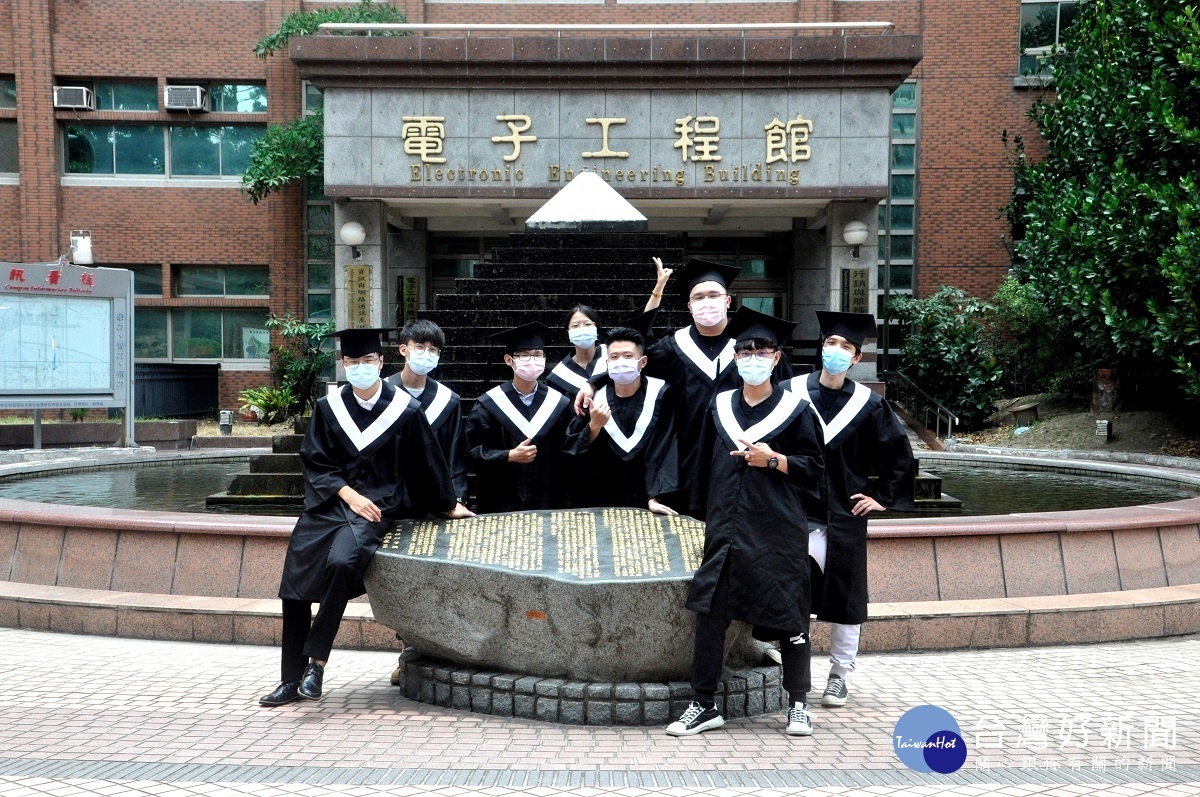 七位就讀工程學院科系的應屆畢業生不忘到相處四年的工程學院大樓合影留念。