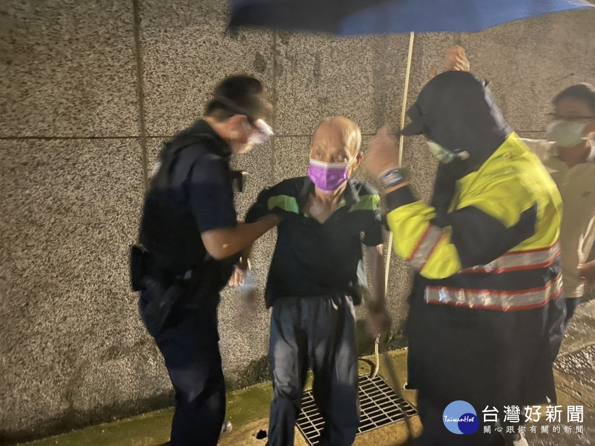 老翁外出迷途,員警貼心攙扶護送返家