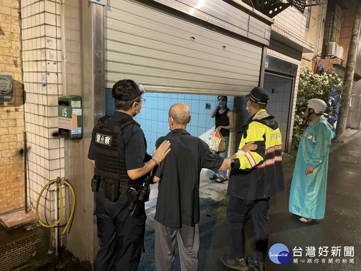 老翁外出迷途,員警貼心攙扶護送返家