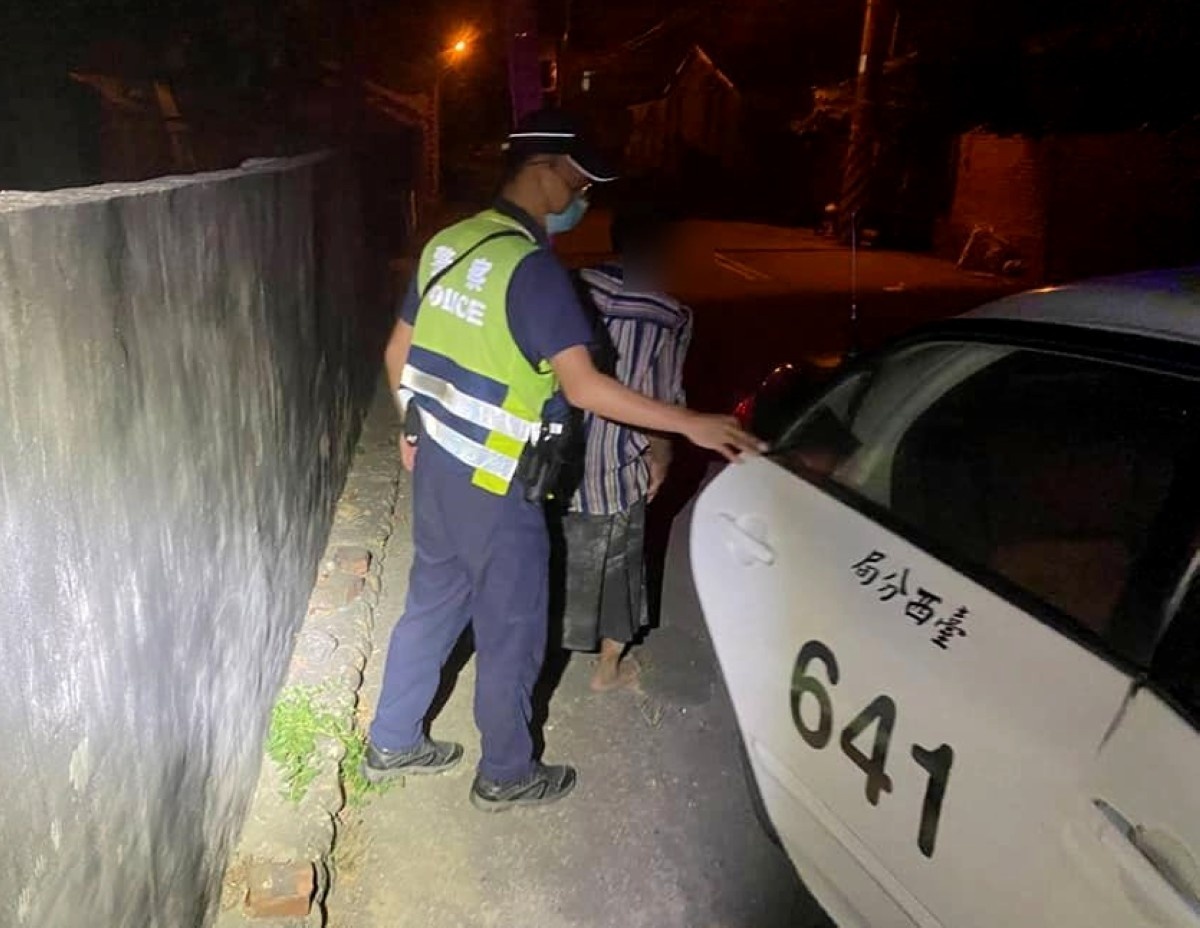 失智老婦外出運動卻忘記回家的路,無助枯坐路旁,四湖所巡警熱心協助,護送阿嬤平安返家。
