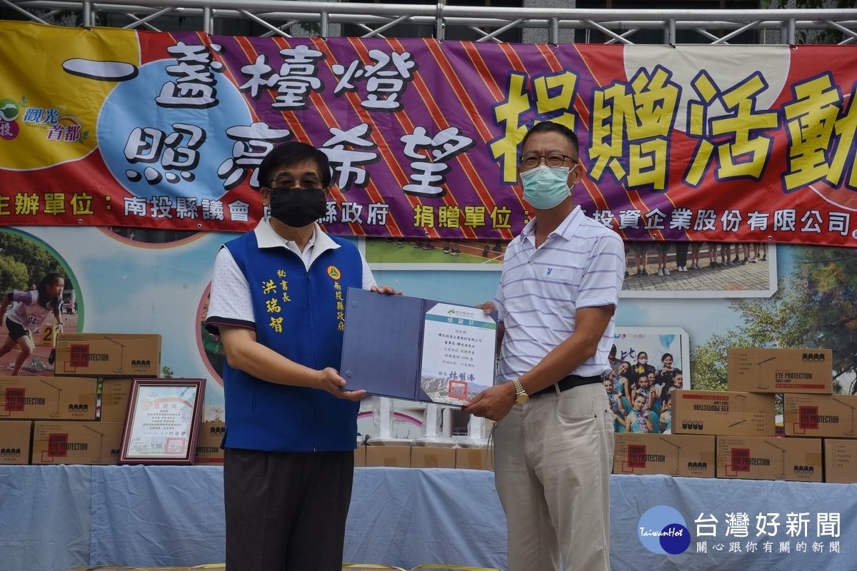 洪秘書長回贈感謝狀。(縣府提供)