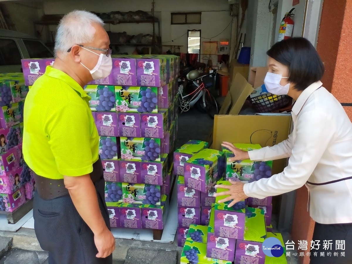 力挺溪湖葡萄農 田中工業區廠聯會集資購三百餘箱葡萄