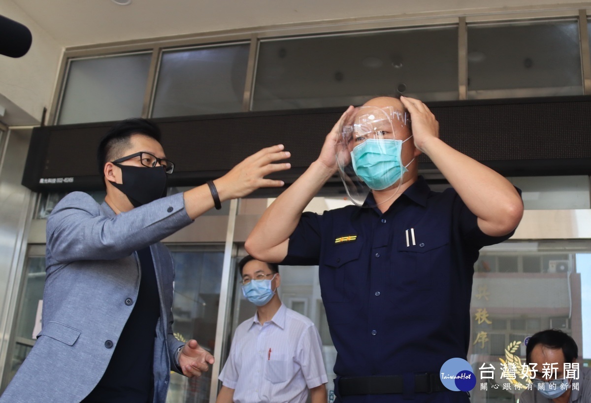 吳所長試戴防護面罩,十分便利。(記者扶小萍攝)