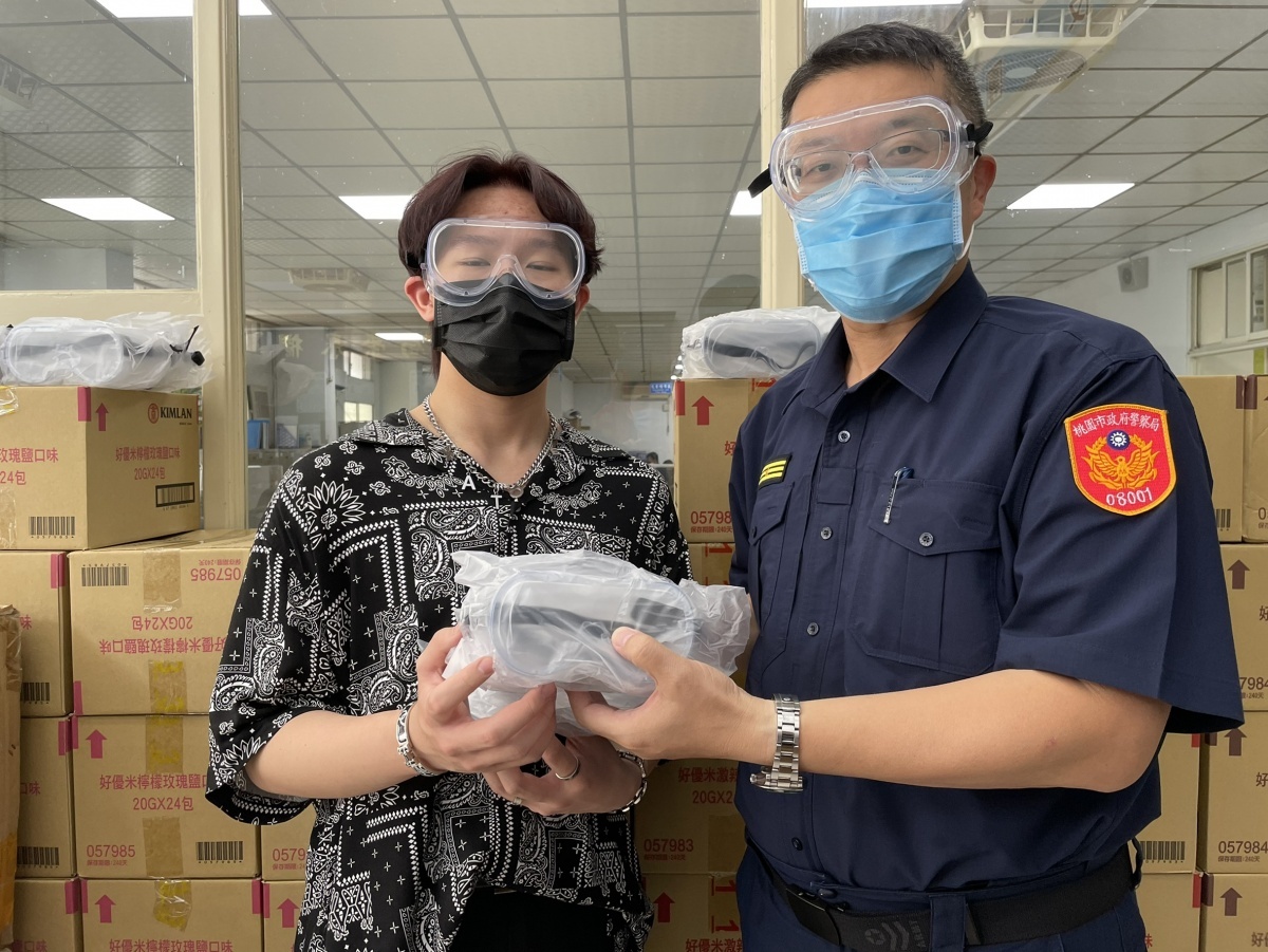 青年志工自購安全面罩贈警,協助警方加強防疫