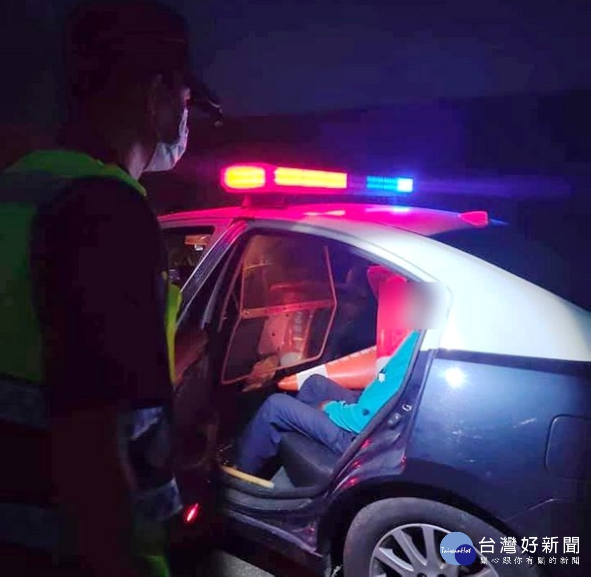 老翁外出失去蹤跡,家屬擔憂報警求助,臺西警方積極協尋,在有才寮大排旁防汛道路發現蹤影,通知家人平安接送返家。