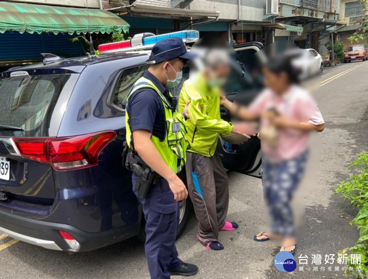 迷途失智翁無力癱坐在路旁,虎尾警方攙扶老翁坐上警車安全將其送返住處,交由家中外籍看護照料,亦向其家屬報平安。