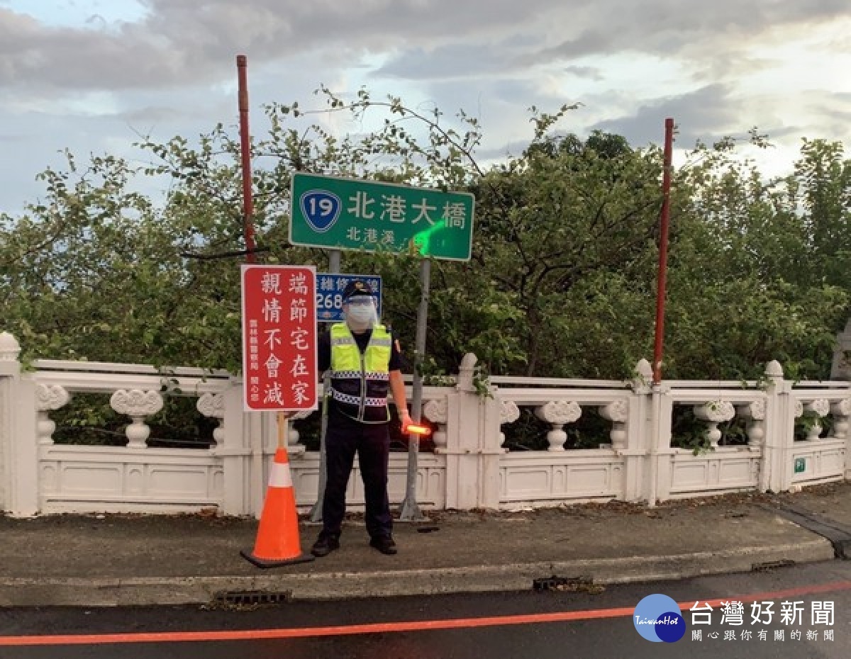 雲林縣警局在端節連假期間，以告示牌於各大重要路口，宣導共乘應全程配戴口罩、多「宅」在家裡等防疫作為。
