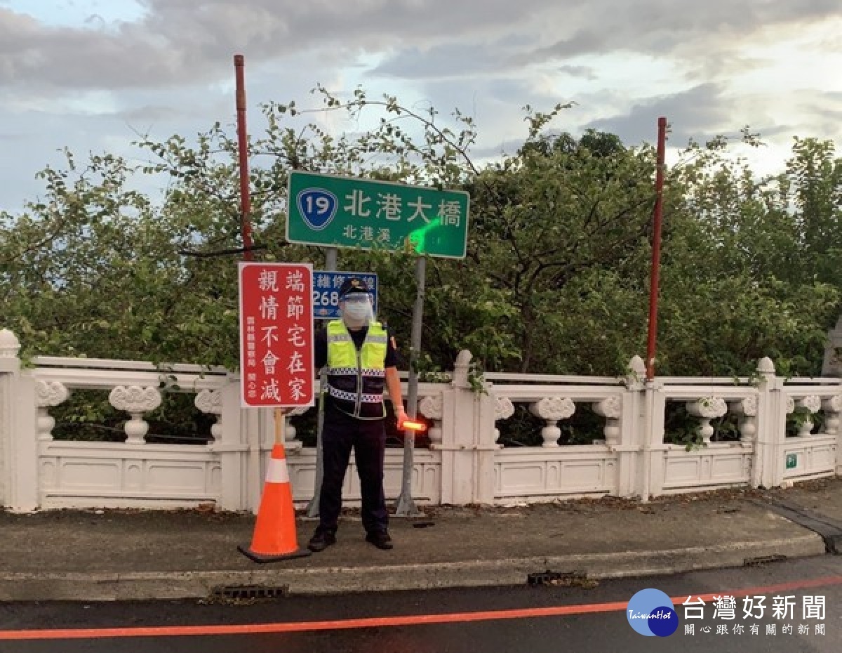 雲林縣警局在端節連假期間,以告示牌於各大重要路口,宣導共乘應全程配戴口罩、多「宅」在家裡等防疫作為。