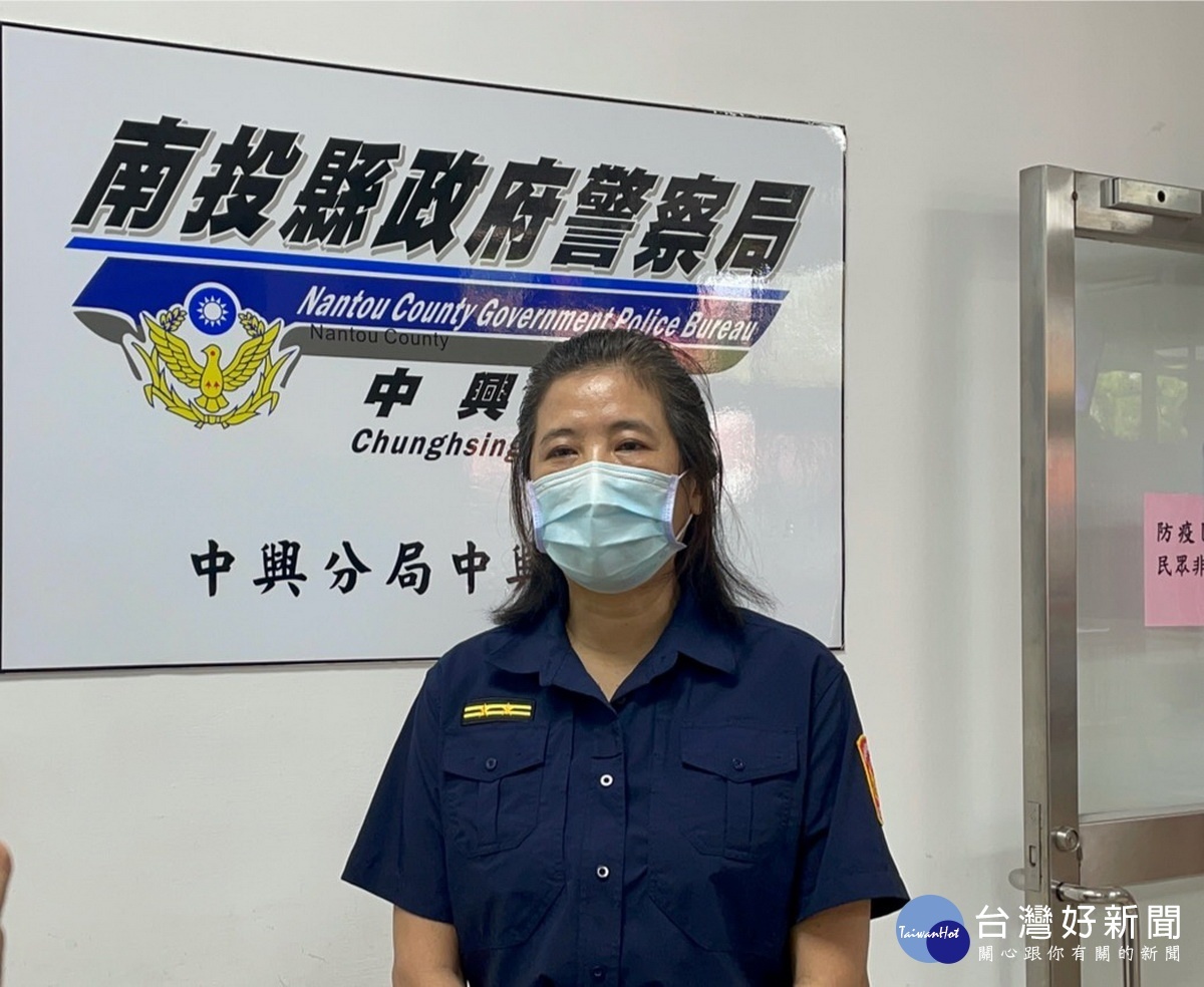 吳碧芬說明行員與警合力保住老翁百萬。(中興分局提供)