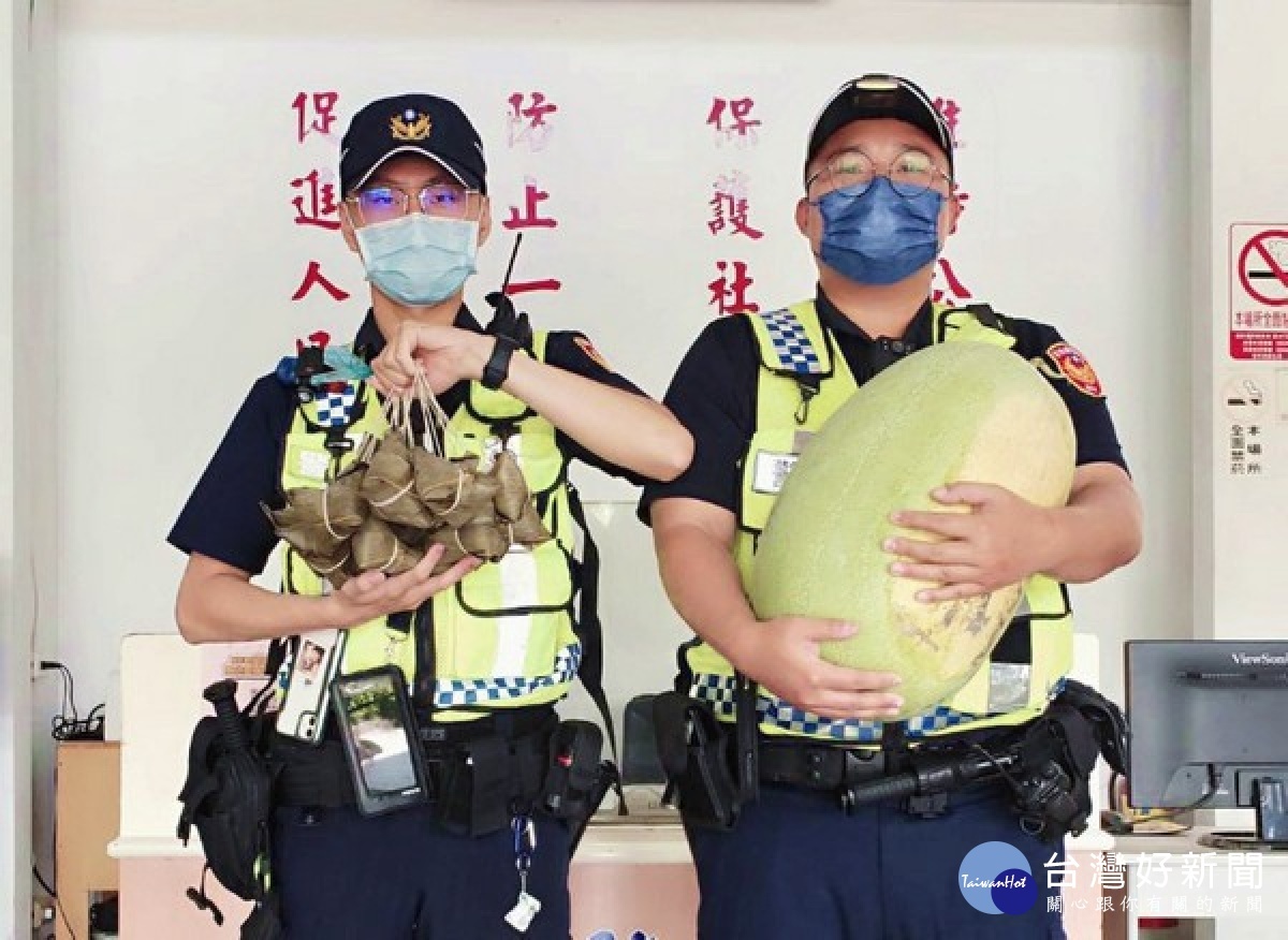 警友會北港辦事處顧問王清銓代表贈送肉粽、西瓜及養氣雞精，肯定北港警方於防疫期間的付出與辛勞。