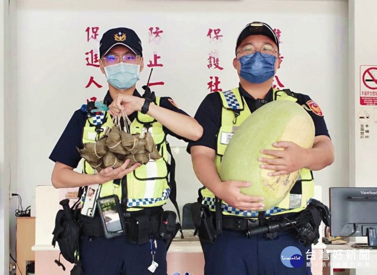 警友會北港辦事處顧問王清銓代表贈送肉粽、西瓜及養氣雞精,肯定北港警方於防疫期間的付出與辛勞。