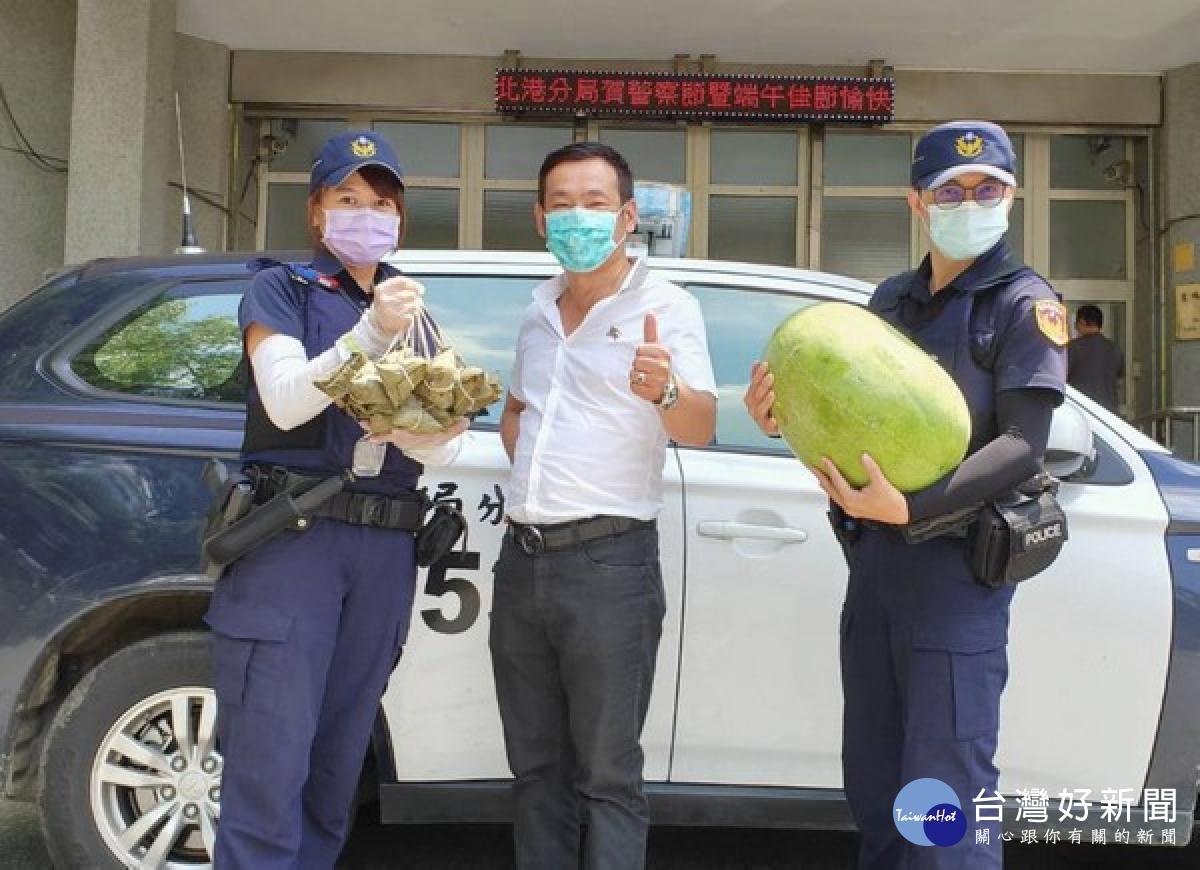 警友會北港辦事處顧問王清銓代表贈送肉粽、西瓜及養氣雞精，肯定北港警方於防疫期間的付出與辛勞。