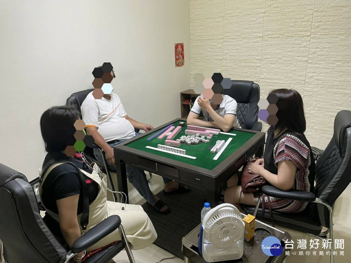 防疫期間聚賭,警布線監控破門逮人
