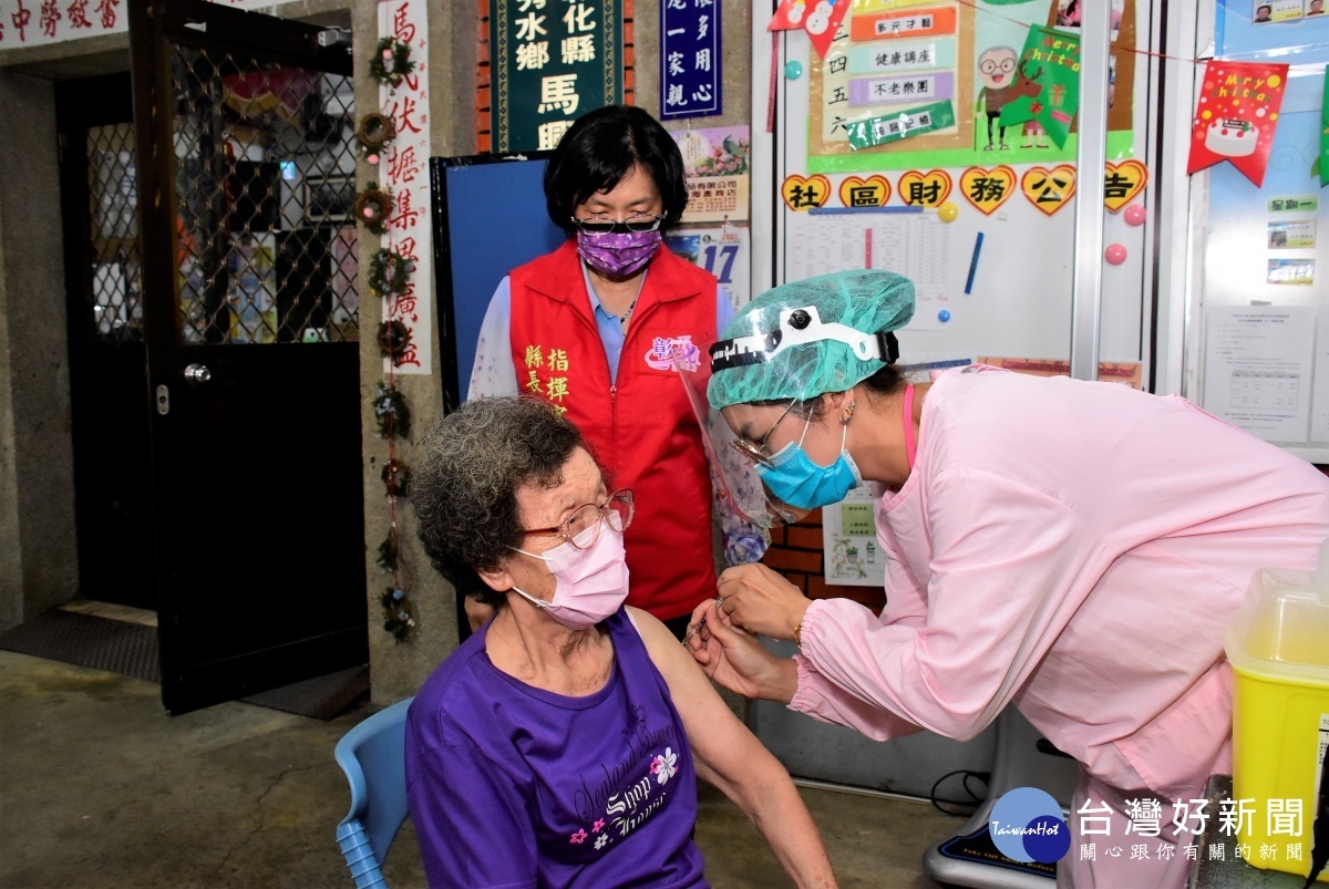 彰化縣長王惠美到社區關心施打疫苗情形。圖／彰化縣政府提供