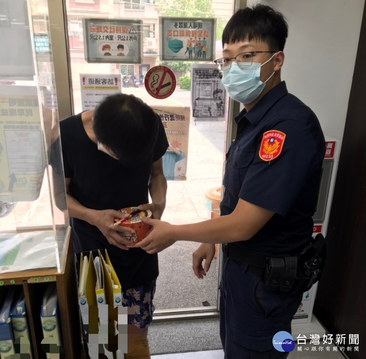 警方拿所內的泡麵贈予該民眾，盼能與其一同渡過疫情這難關