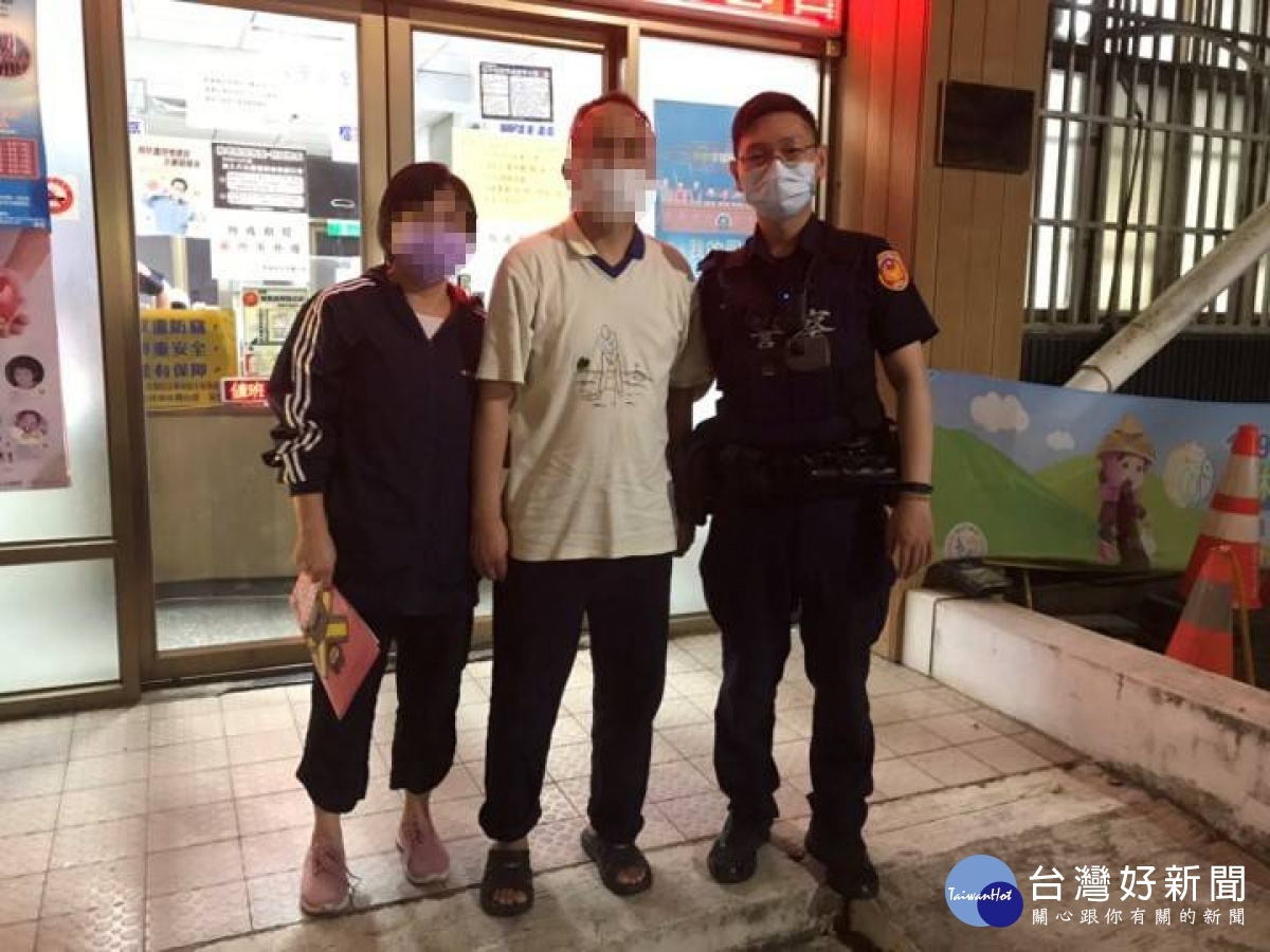 警方調閱監視器沿路搜尋，總算找到迷路的邱男，讓他平安返家團圓。