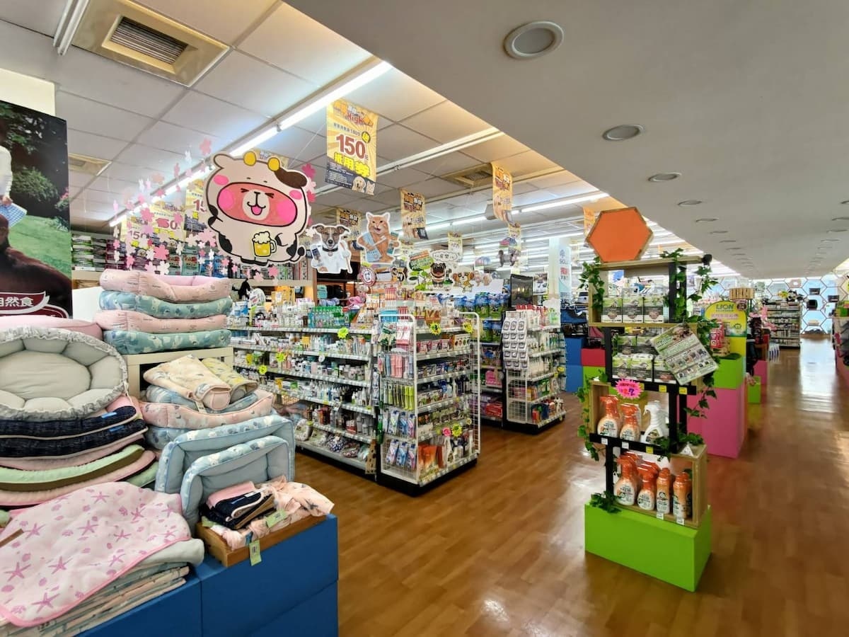 魚中魚全國最大寵物用品店商品齊全，推行一站式購足。