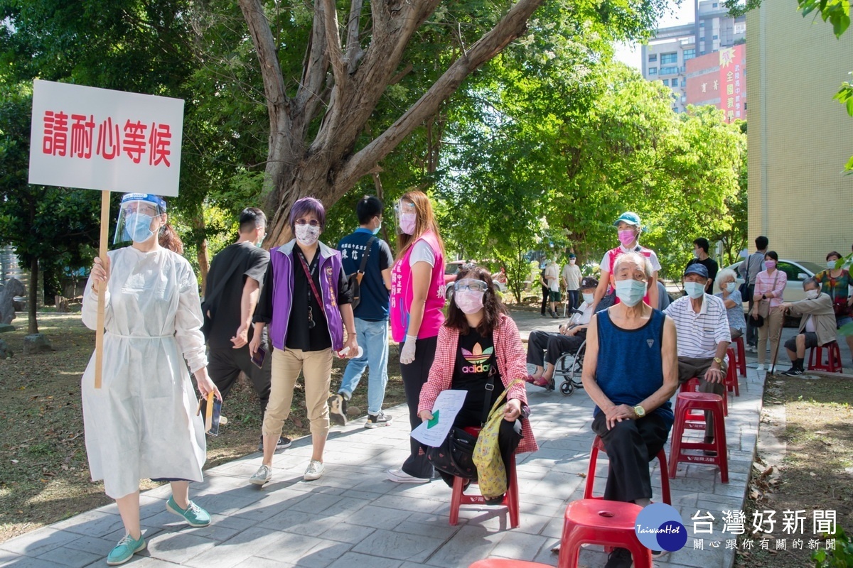 桃園市高齡長者接種AZ疫苗開打，市長鄭文燦前往社區接種站視察運作情形。