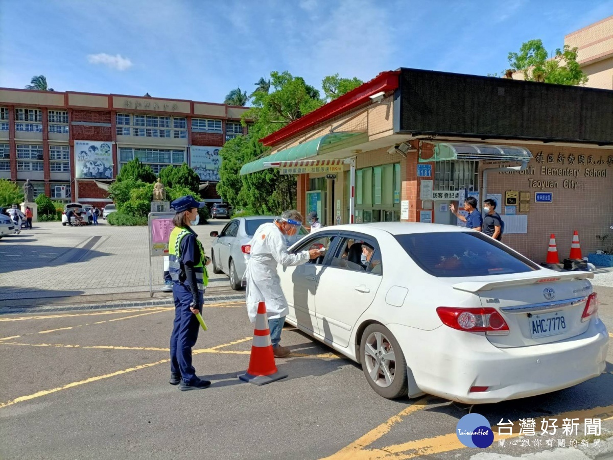 第一輪高齡長者新冠苗施打,平鎮警安全戒護