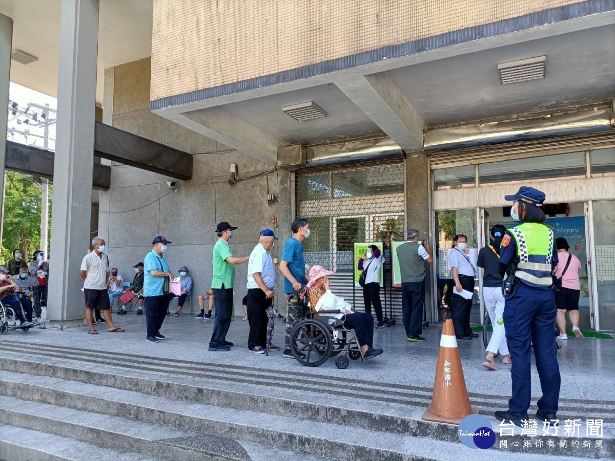 第一輪高齡長者新冠苗施打,平鎮警安全戒護