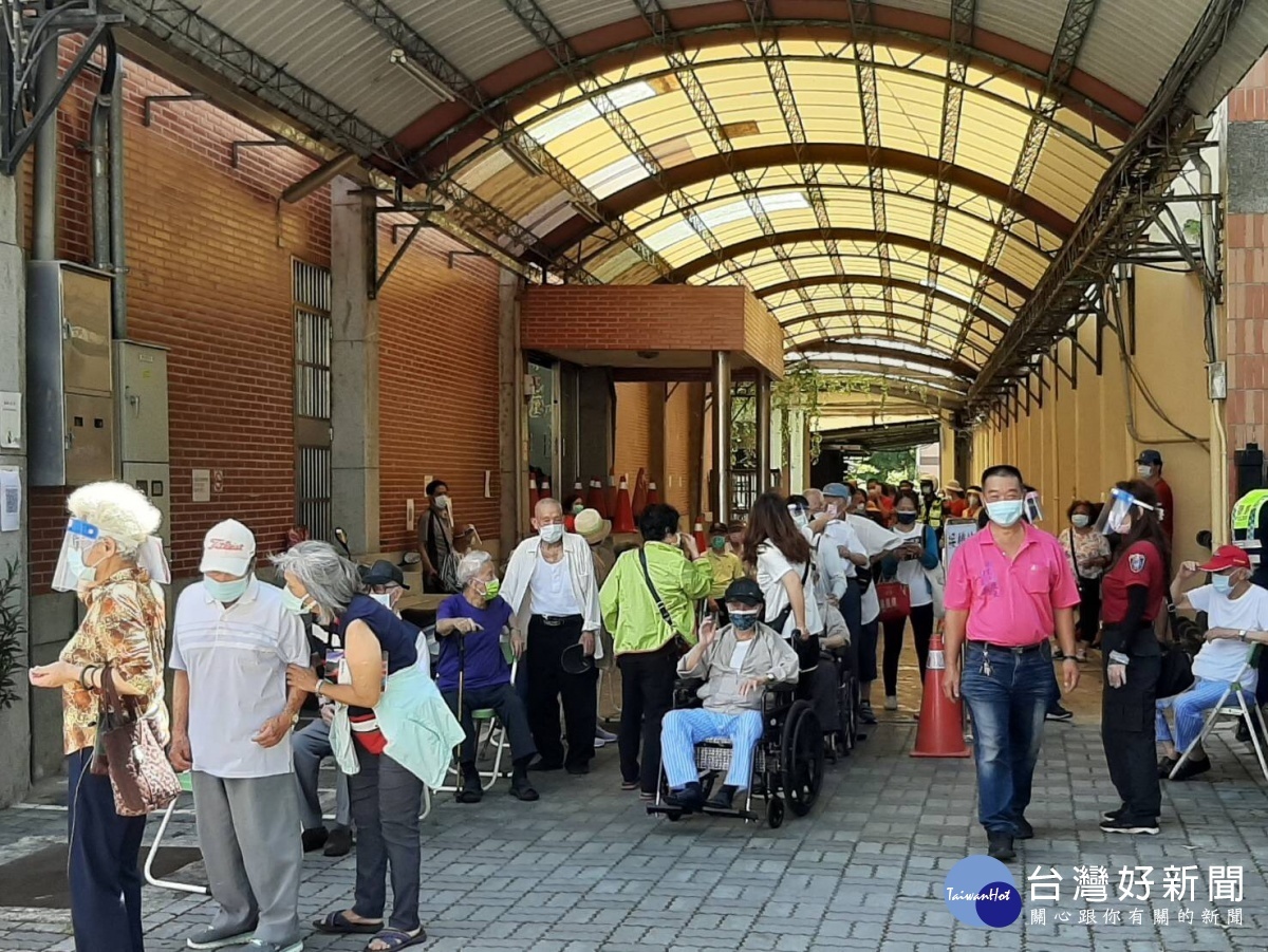 平鎮區南勢國小疫苗注射站人潮洶湧。圖／國民黨團提供