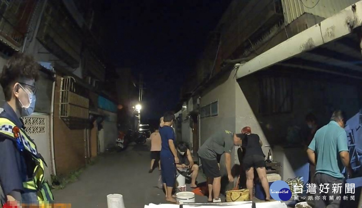 8男女室外飲酒唱歌未戴口罩,警到場取締送裁罰