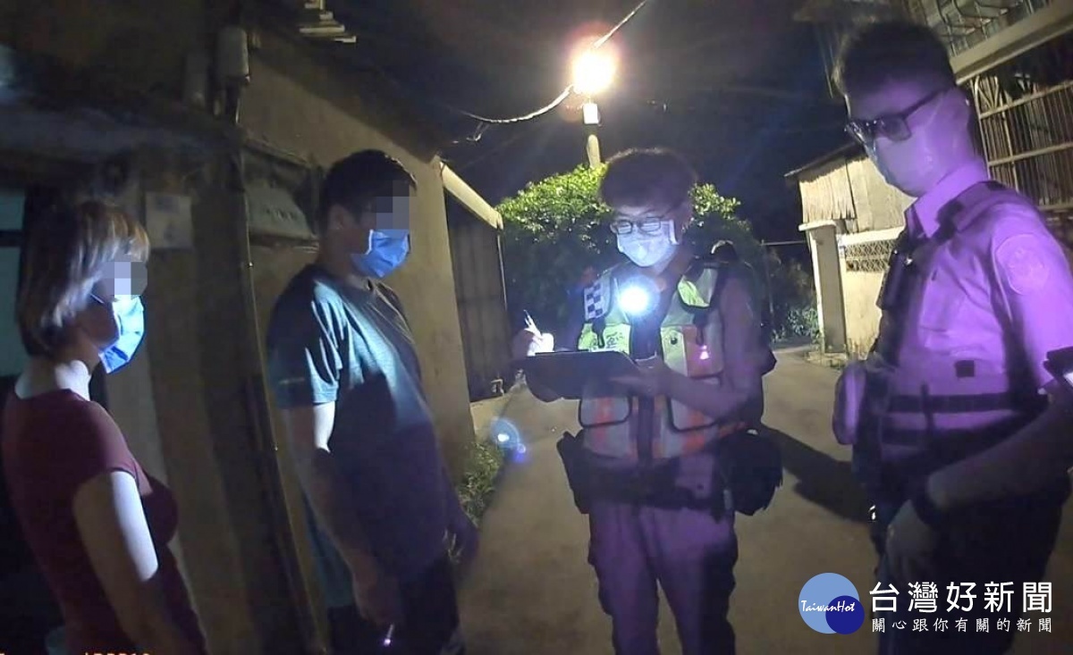 8男女室外飲酒唱歌未戴口罩,警到場取締送裁罰