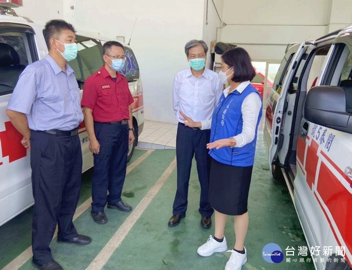 縣長張麗善前往專責防疫的北五消防分隊慰勞防疫英雄，致贈營養品希望大家保持健康，並蓄滿能量持續為民眾服務。
