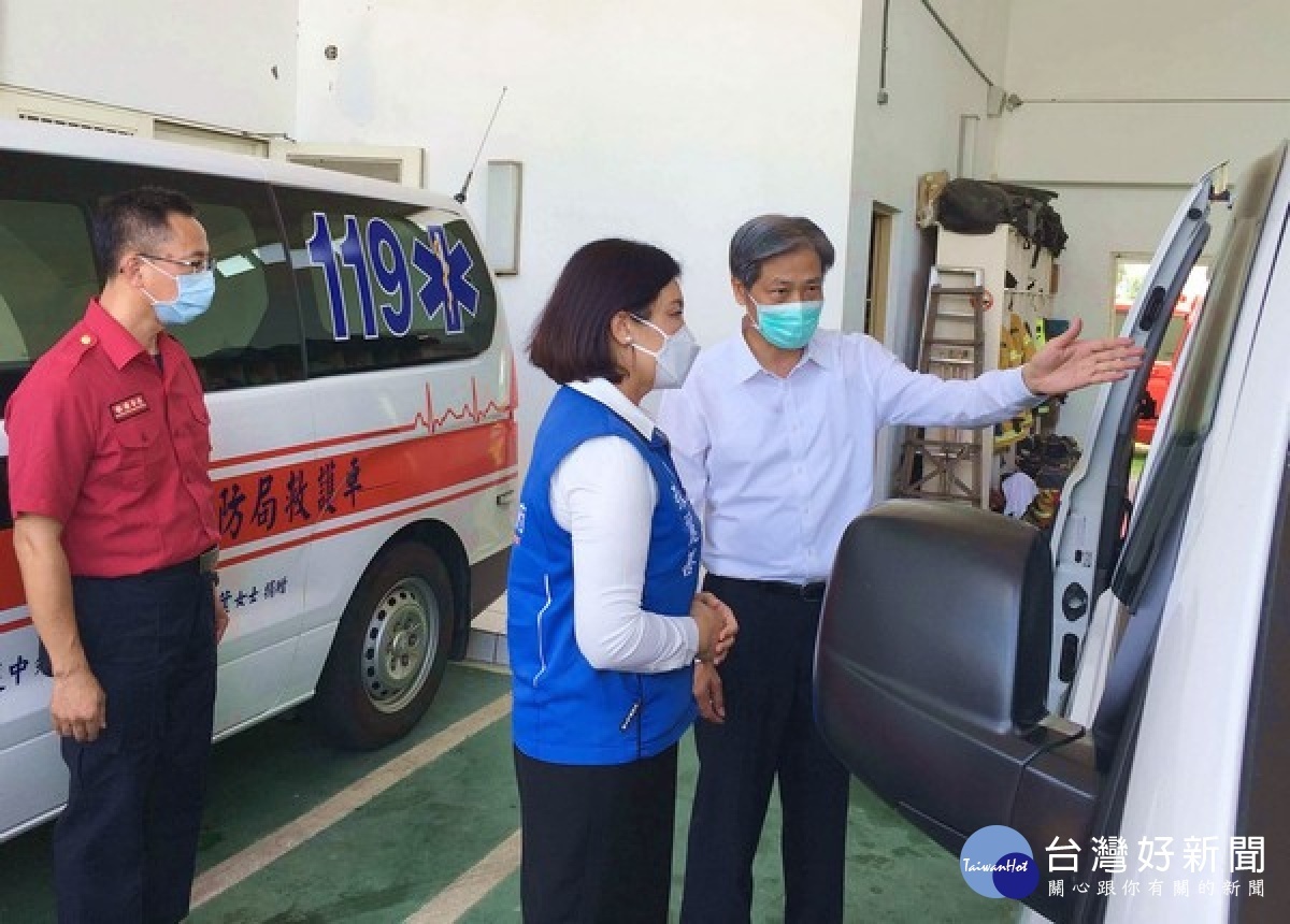 縣長張麗善前往專責防疫的北五消防分隊慰勞防疫英雄，致贈營養品希望大家保持健康，並蓄滿能量持續為民眾服務。