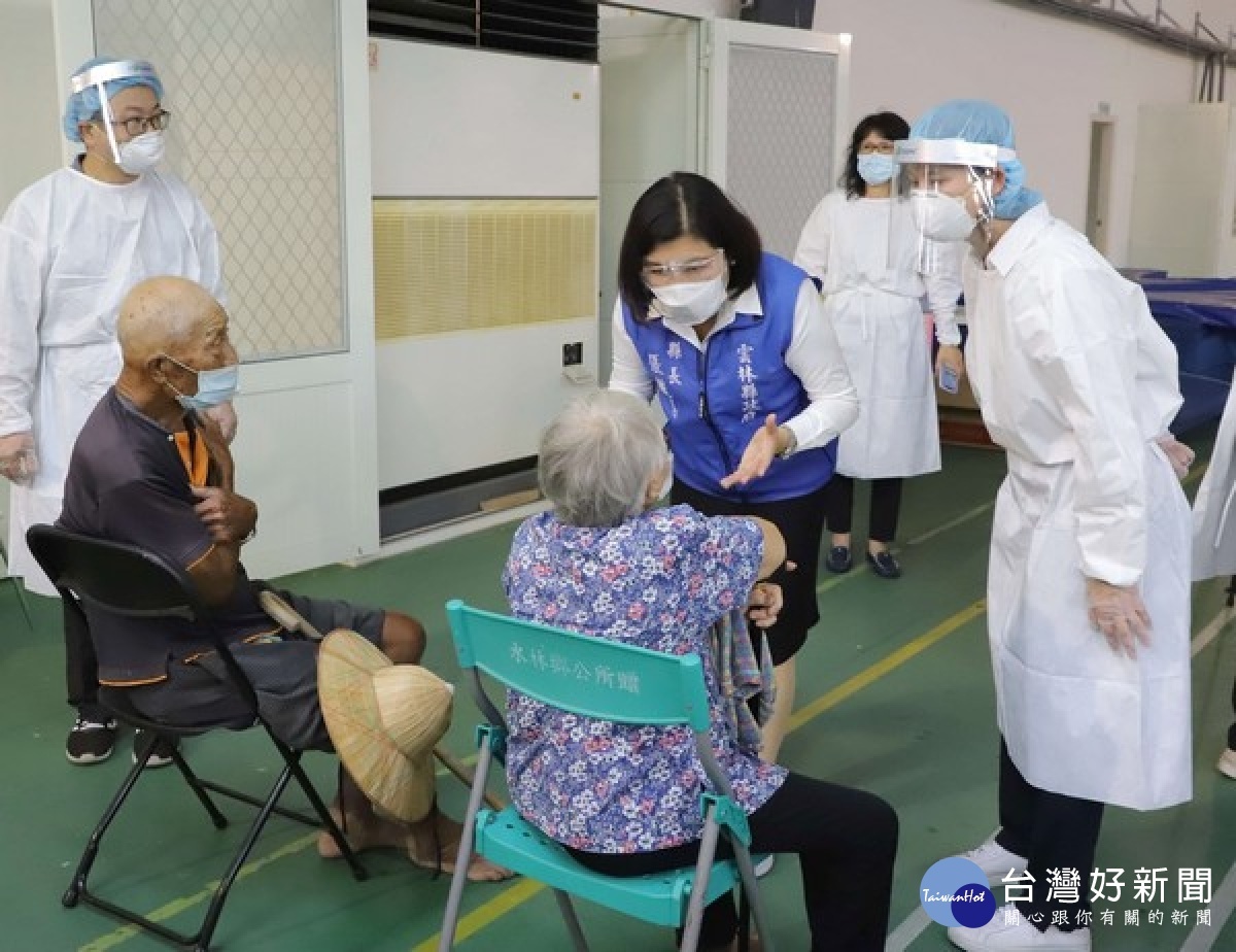 雲林縣85歲以上長者疫苗接種15日開打，縣長張麗善前往各快打站視察，關心長輩施打狀況及整體流程順暢度。