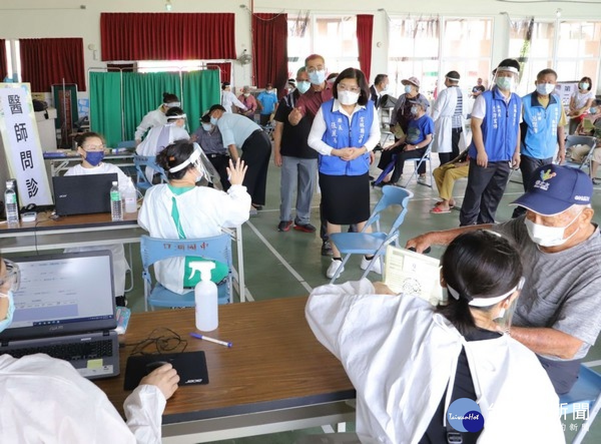 雲林縣85歲以上長者疫苗接種15日開打，縣長張麗善前往各快打站視察，關心長輩施打狀況及整體流程順暢度。