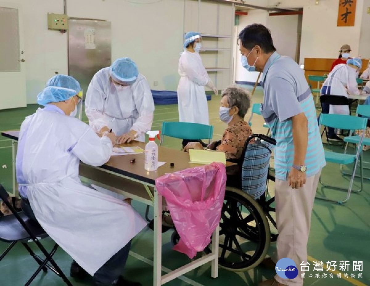 縣府為提升施打疫苗意願，擬運用新冠肺炎專案善款1千萬元，慰助因接種疫苗產生不良副作用的鄉親及因公染疫的第一線防疫人員。