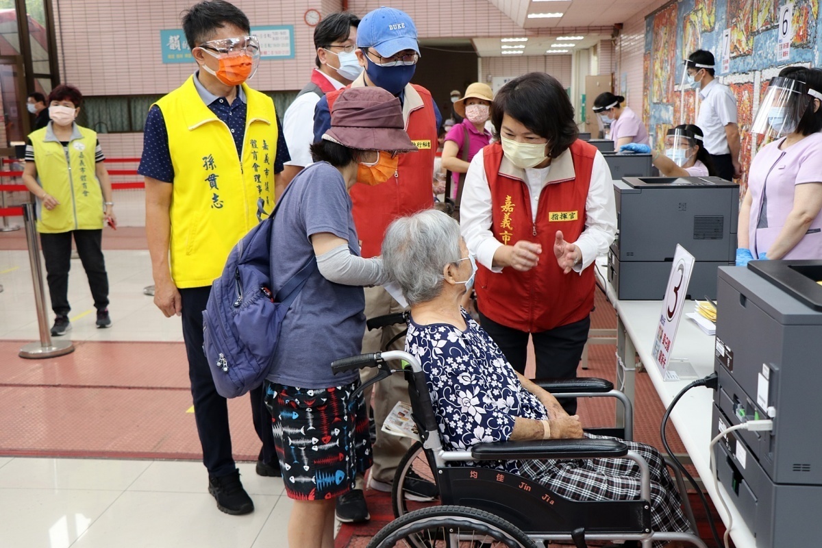 嘉義市長黃敏惠到場關心高齡長輩接種情況/陳致愷翻攝