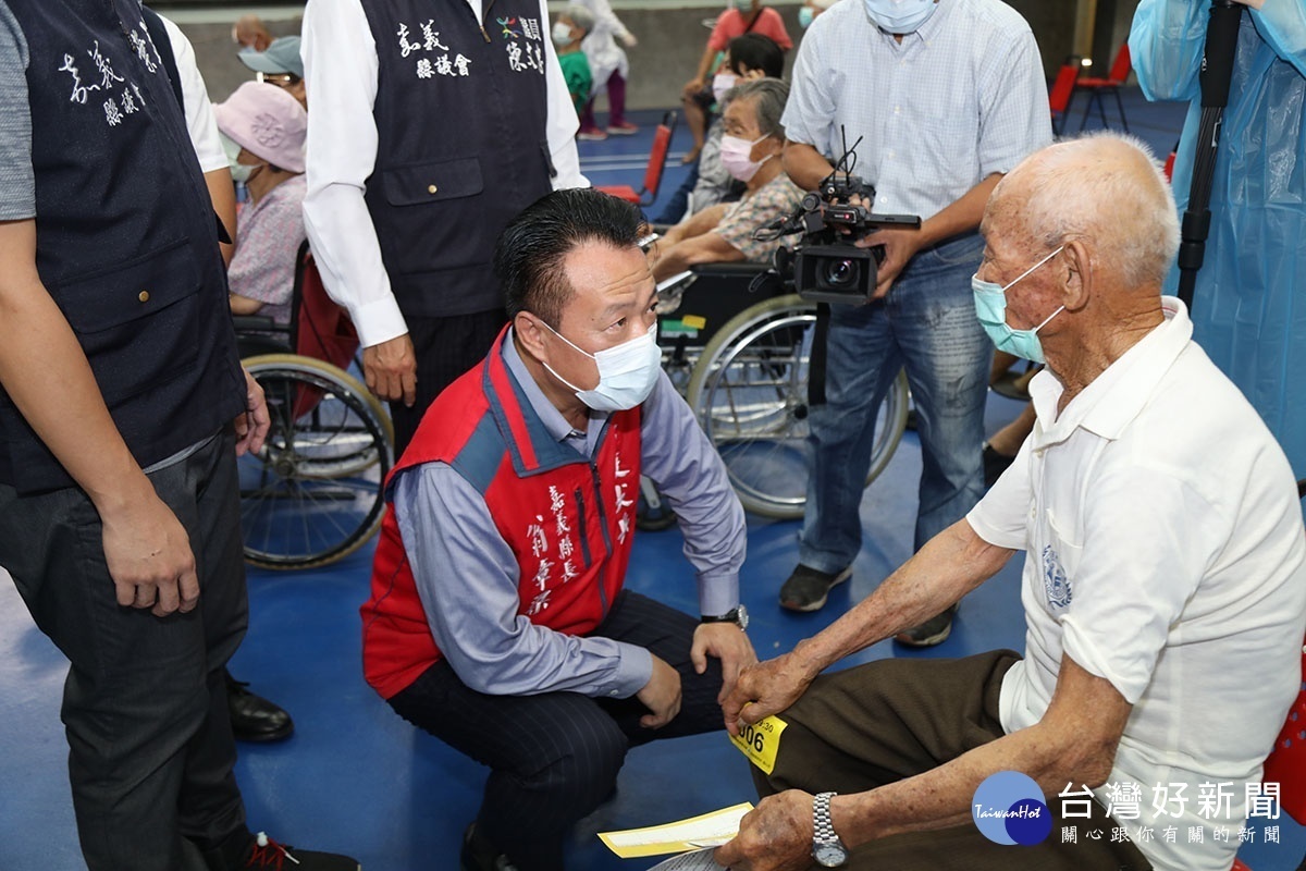 嘉義縣長翁章梁到場關心高齡長輩接種情況/劉冠宏翻攝
