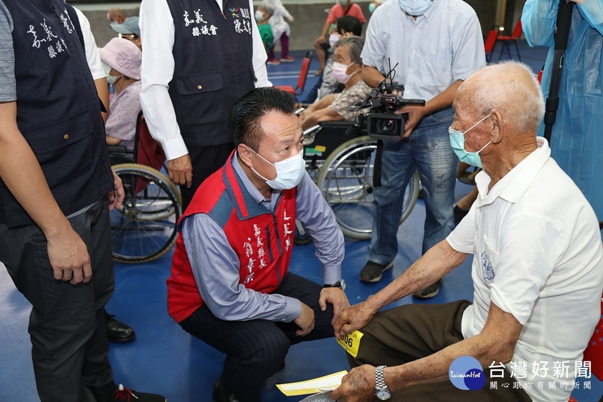 嘉義縣長翁章梁到場關心高齡長輩接種情況／劉冠宏翻攝