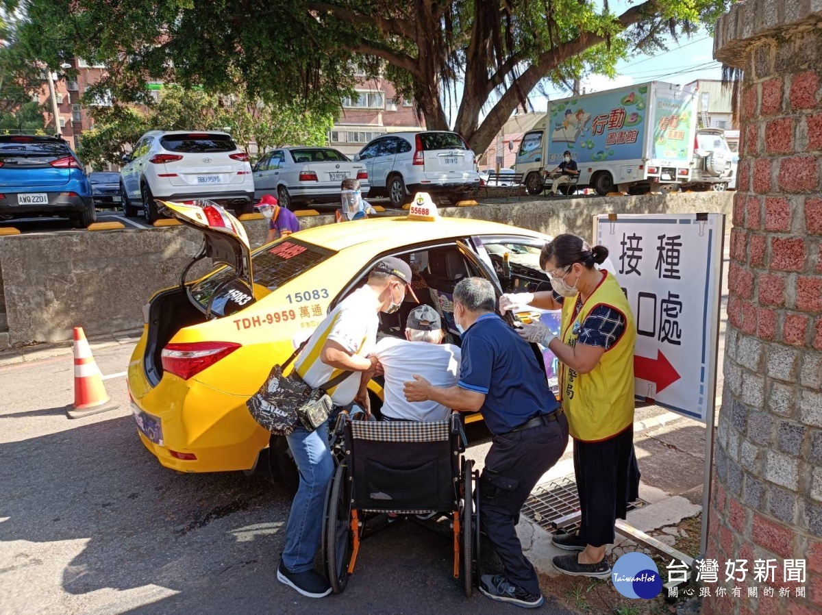 楊梅警分局效仿國外「疫苗得來速」的概念,規劃交通動線