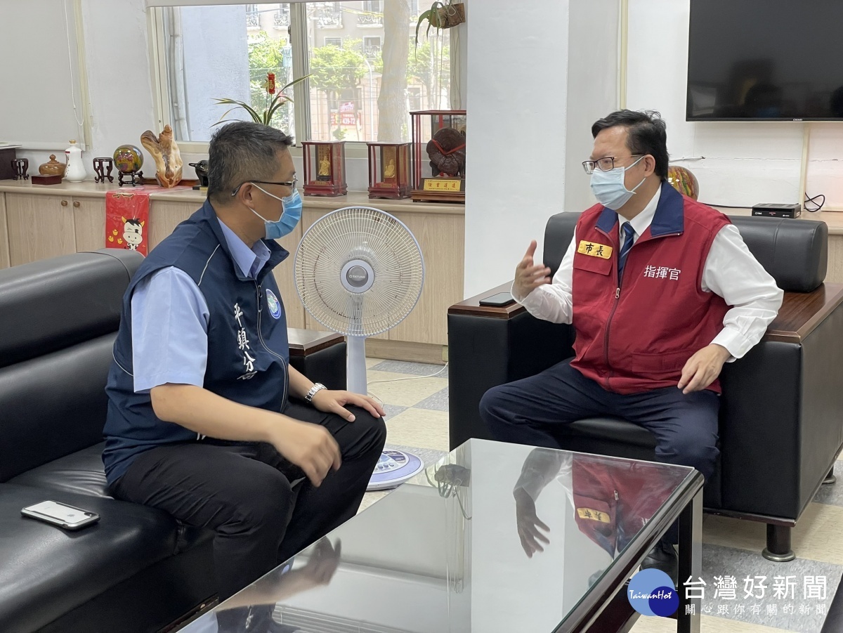 防疫工作辛勞,市長鄭文燦親臨平鎮分局慰問
