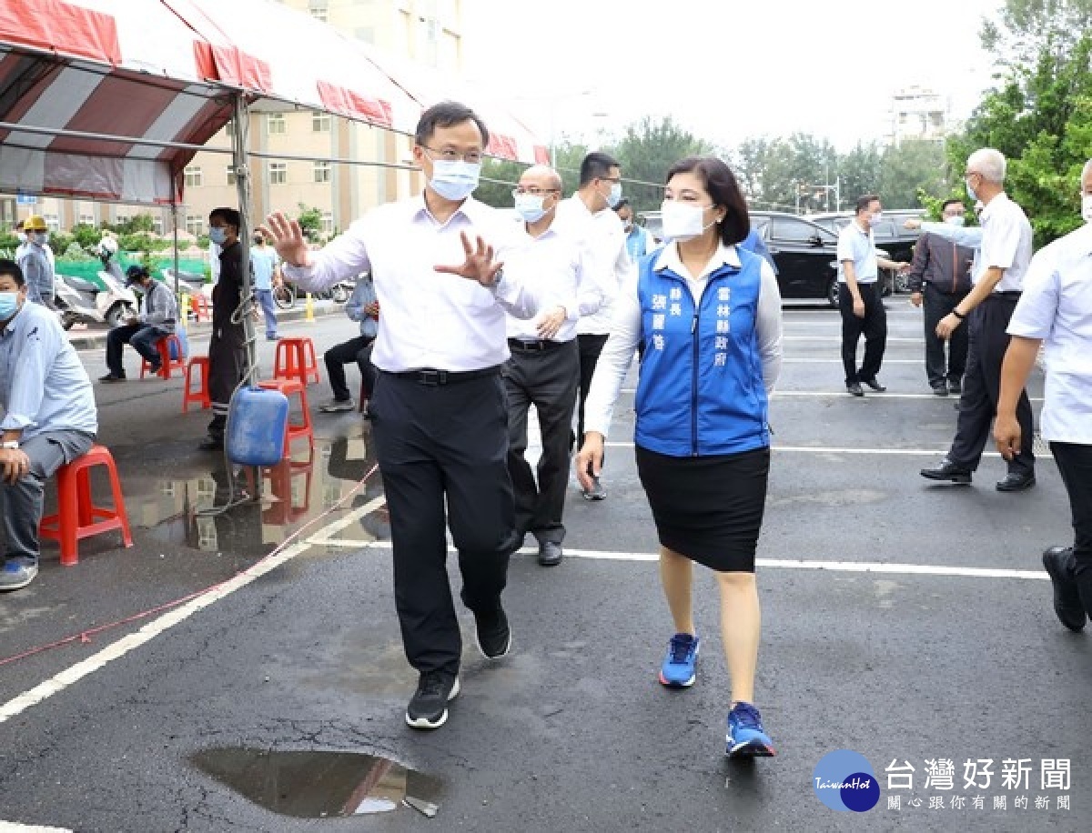 台塑麥寮六輕已累積5例確診個案，台塑企業針對六輕廠區1萬3千名員工進行普篩，縣長張麗善前往視察企業普篩執行情形。