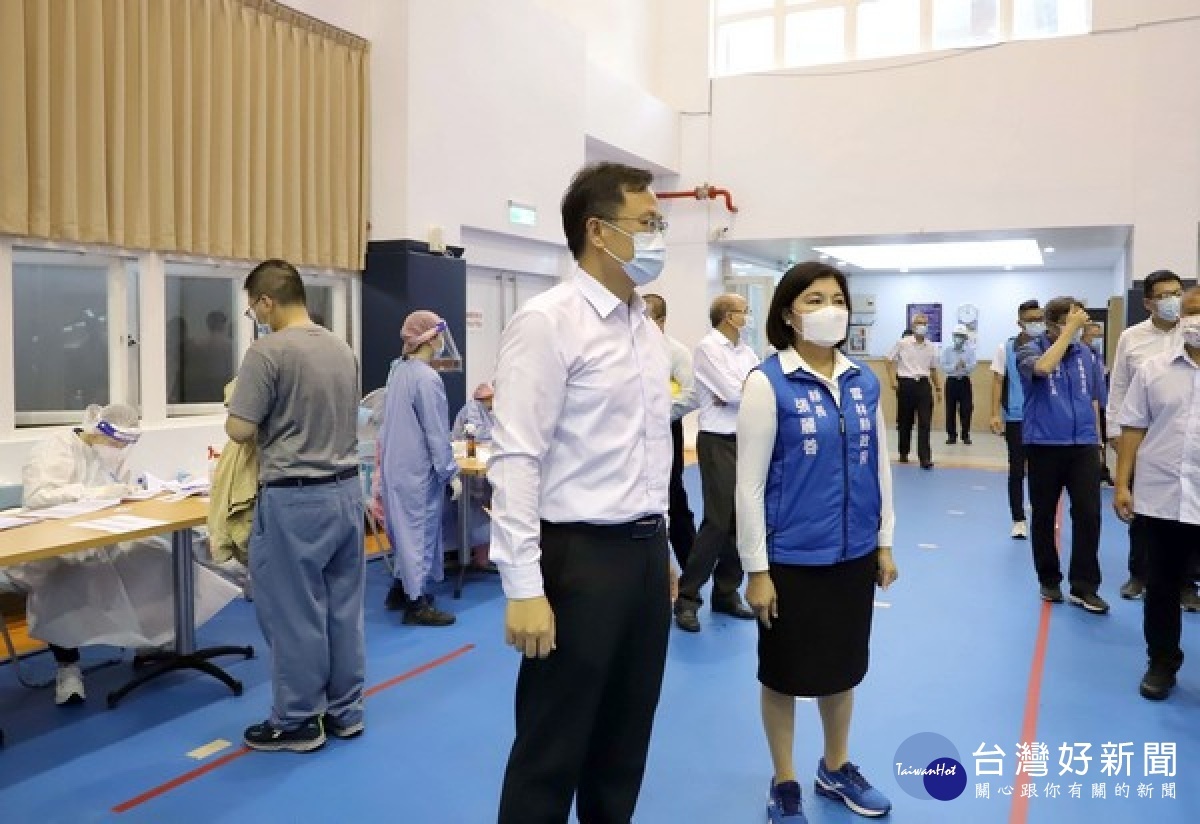 台塑麥寮六輕已累積5例確診個案，台塑企業針對六輕廠區1萬3千名員工進行普篩，縣長張麗善前往視察企業普篩執行情形。