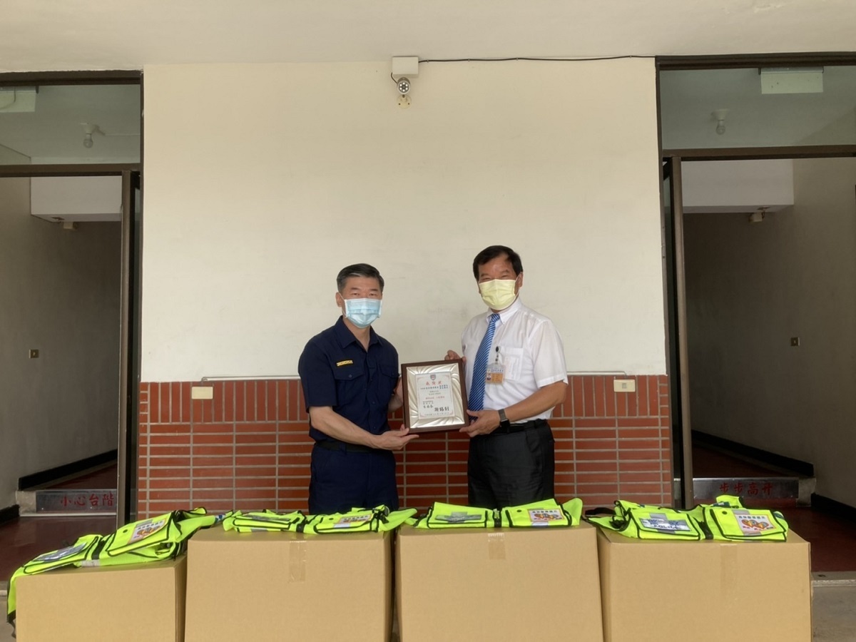 守護員警安全員 榮醫療警察節贈反光背心