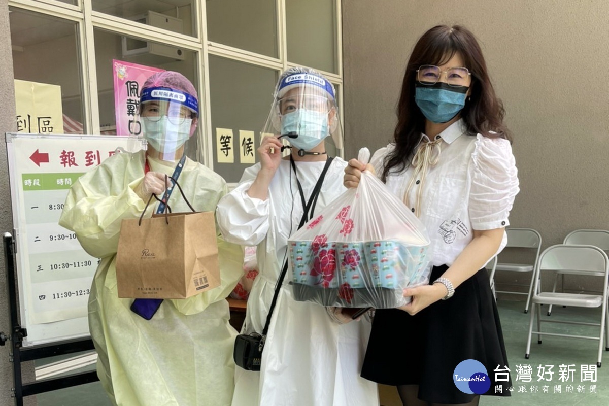 感謝醫護為高齡長者接種AZ新冠疫苗,立委趙正宇送茶飲點心到接種站。