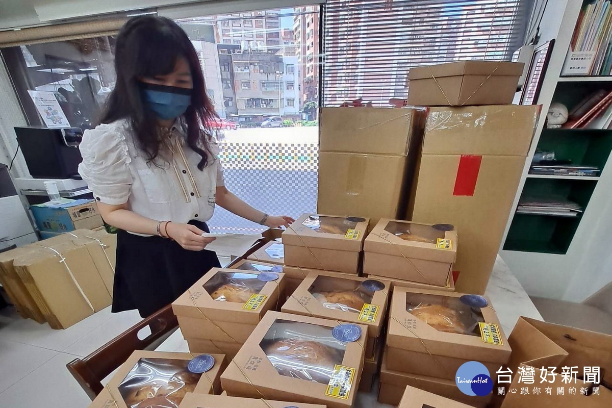 感謝醫護為高齡長者接種AZ新冠疫苗,立委趙正宇送茶飲點心到接種站。