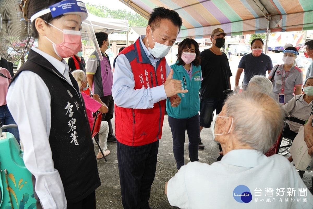 嘉義縣長翁章梁到各大型接種站關心長輩施打情況／陳致愷翻攝