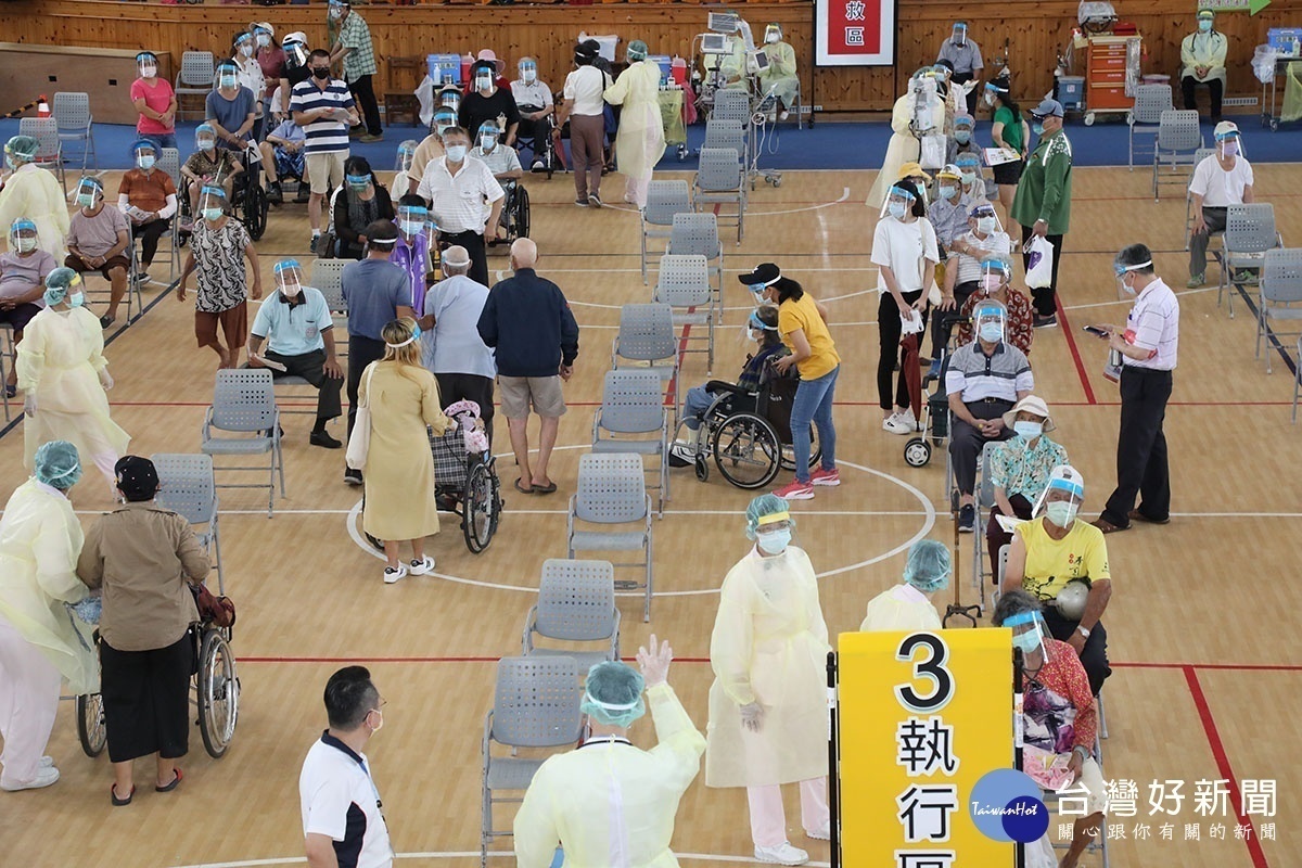 嘉義縣各接種站的施打順序十分順暢、快速/陳致愷翻攝
