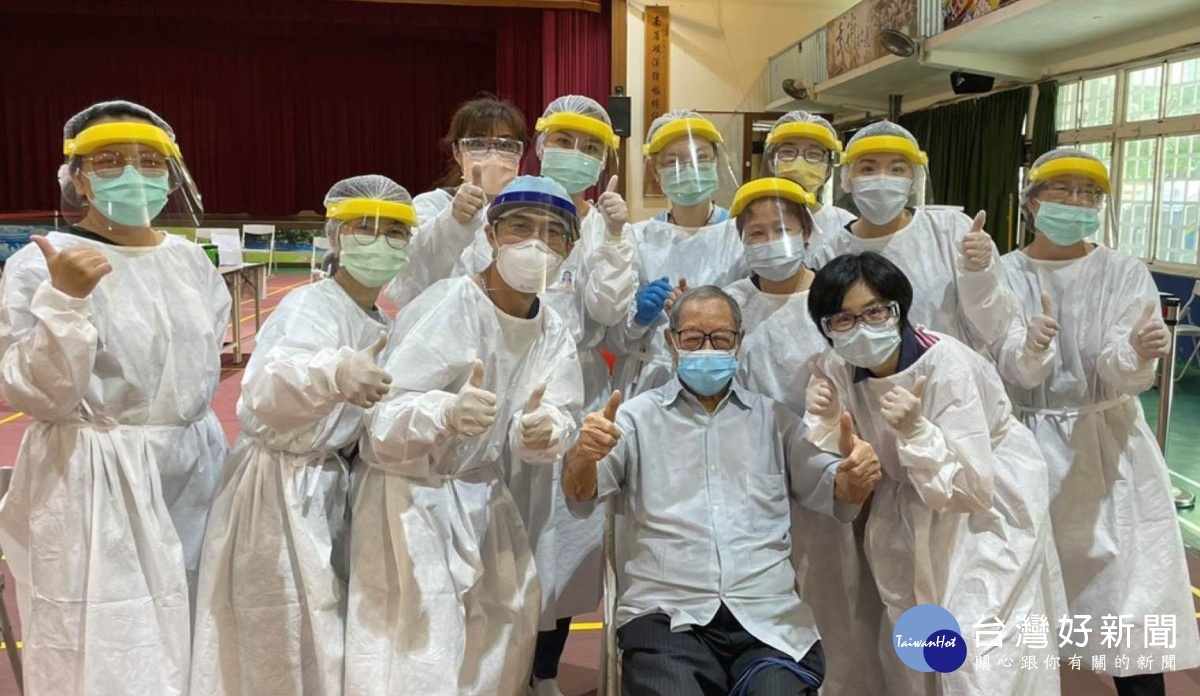 102歲人瑞打疫。苗圖/彰化縣政府提供